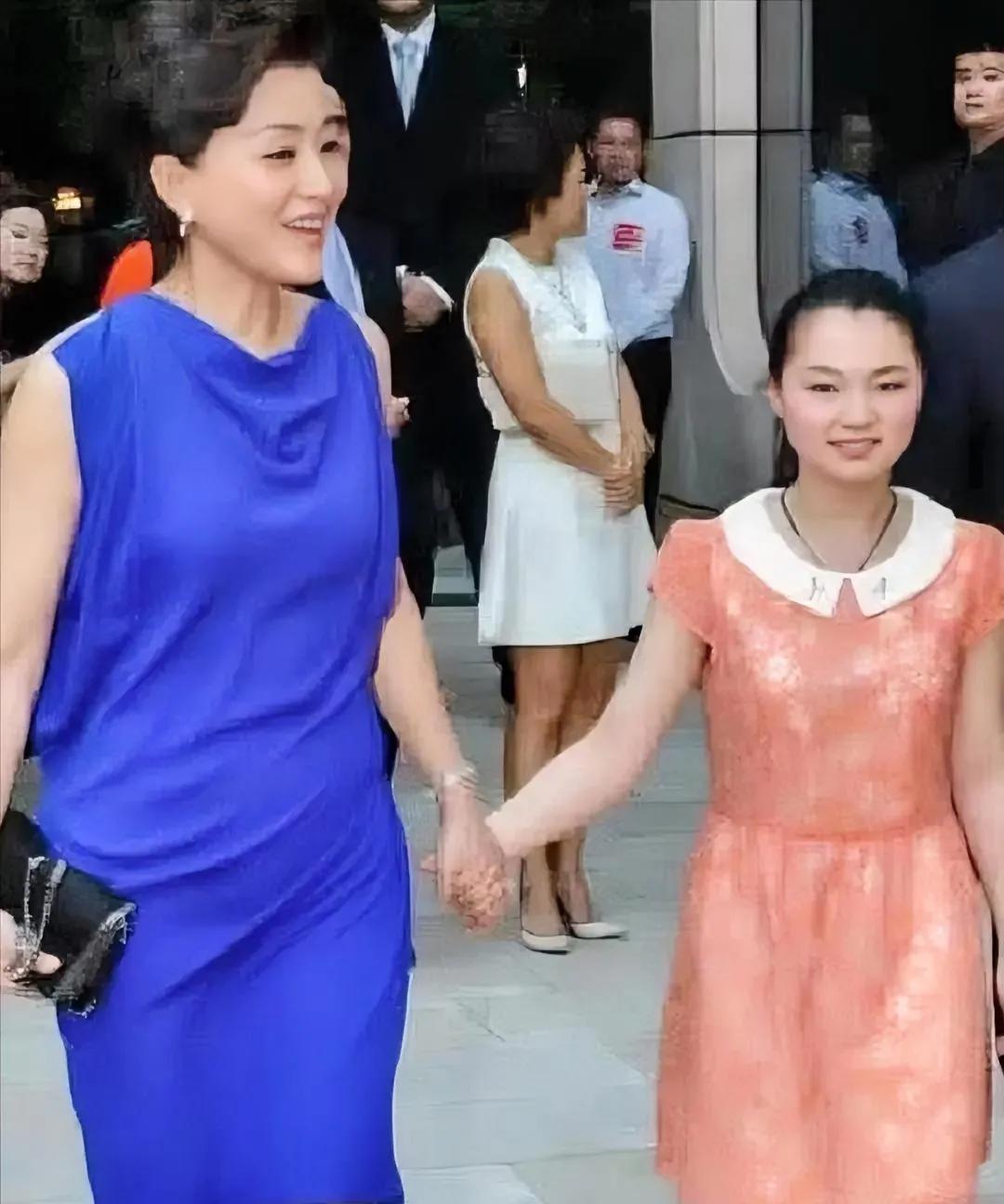杨澜和女儿，孩子虽然年龄不大，个子不高，但是却稳重大气，甚至比妈妈还成熟，一看就
