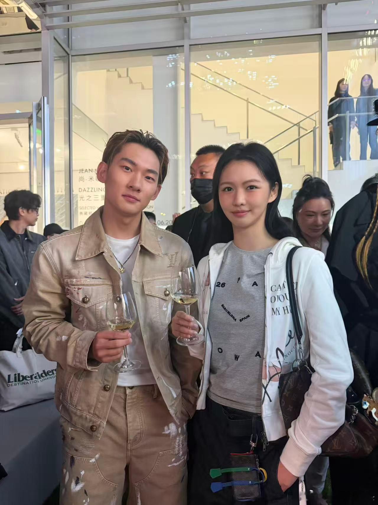 网友发现周子玄和苏翊鸣这俩人是在LV活动晚宴上认识的，不仅互关了社交账号。他俩还