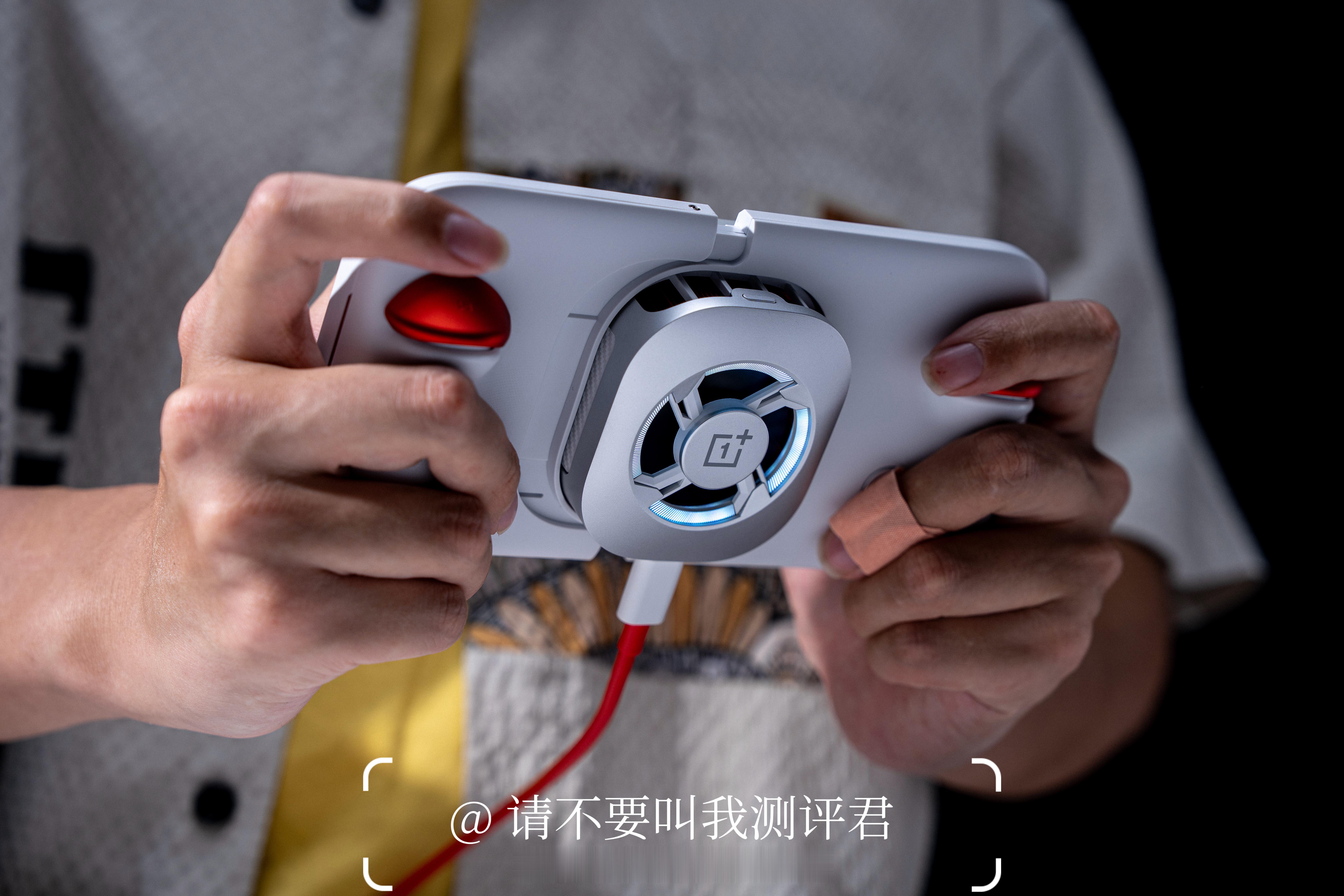 还记得之前一加枪神游戏手柄吗？目前开始陆续适配一加 15、一加 Ace 6、一加