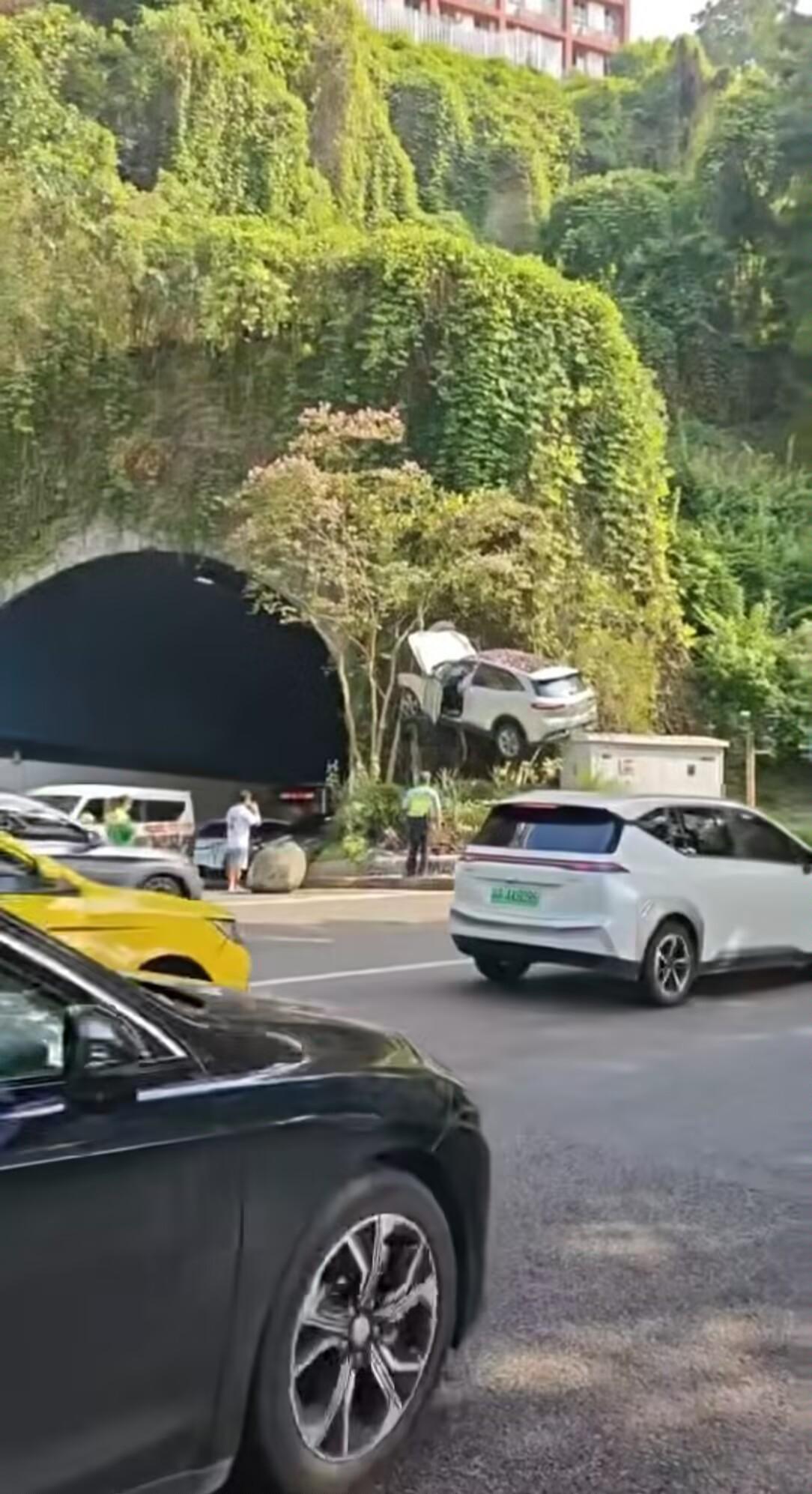 来个开车的高速我，他是怎么飞上去的？