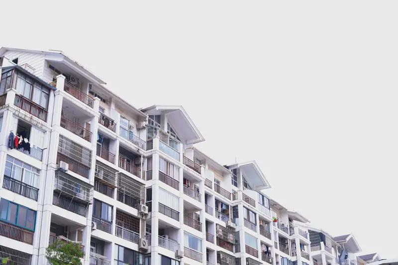 3月29日凌晨，黑龙江海林市火车站附近一栋多层建筑塌了。视频里，建筑中间部分垮掉