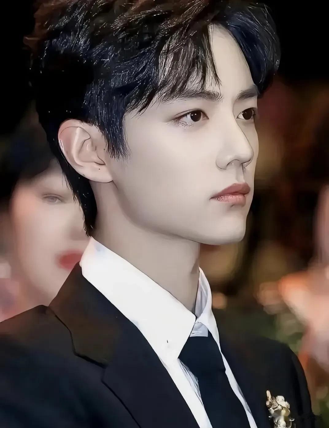 照理说娱乐圈不缺长得好看的以及漂亮的男明星，可我只要对着肖战的这张脸。

原来还