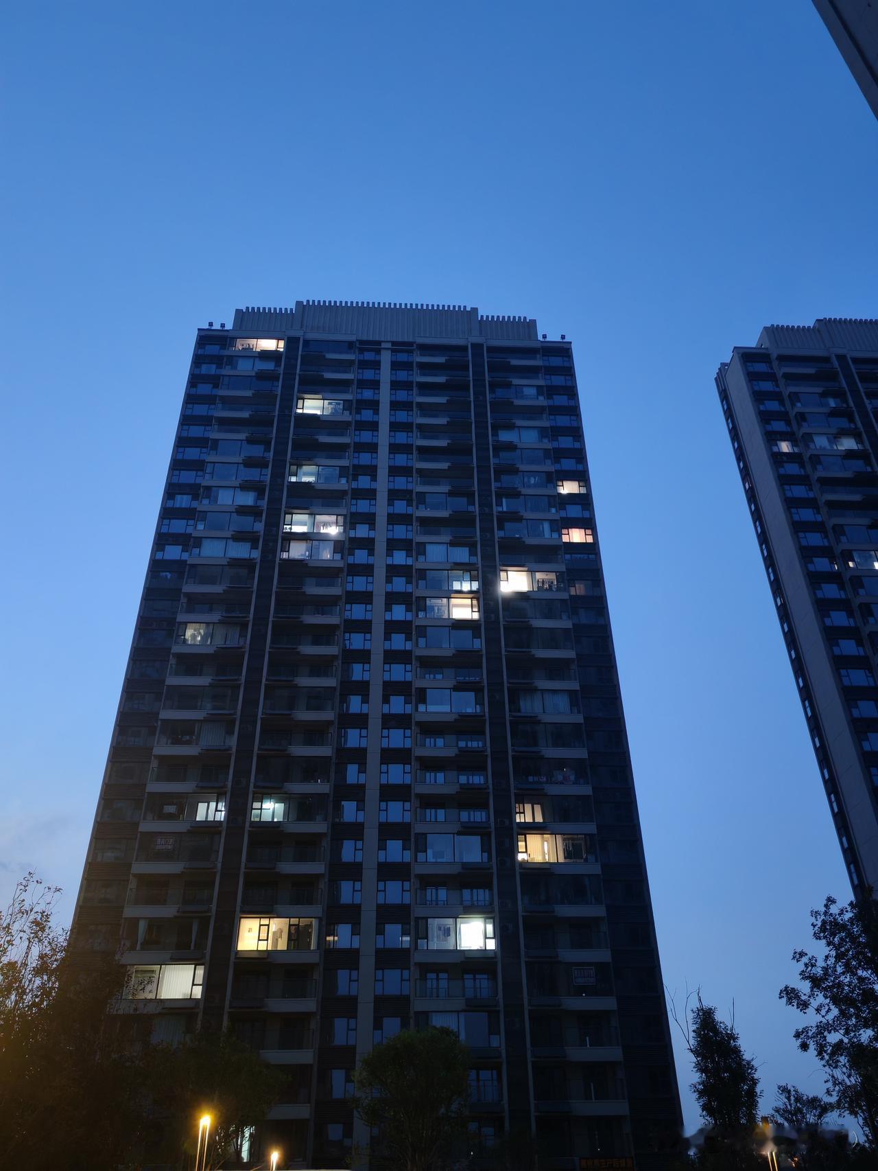 买房记。这是晚上8点左右一个新建小区的亮灯情况。这个小区是安置楼房，共6栋，建成