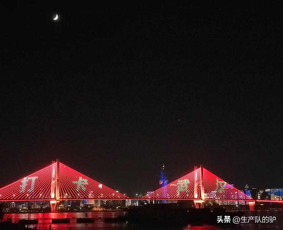 落地武汉天河机场前，满是对这座网红城市的期待，可真正身处其中，却忍不住觉得它或许