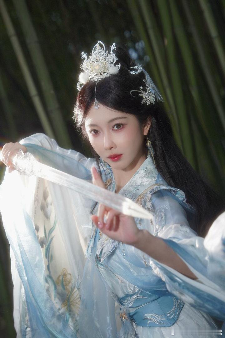 宣璐梦回与凤行琉羽 宣璐这个造型一出来，我的第一反应不是“好美”，而是——我也想