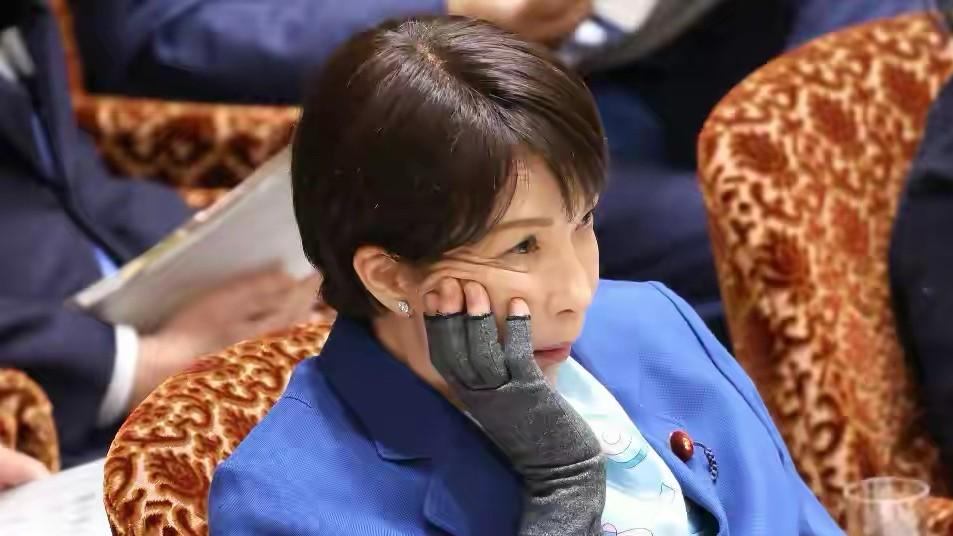 日本这回真扛不住了，高市直接下令打开石油储备大门，接下来要放出8000万桶来救急