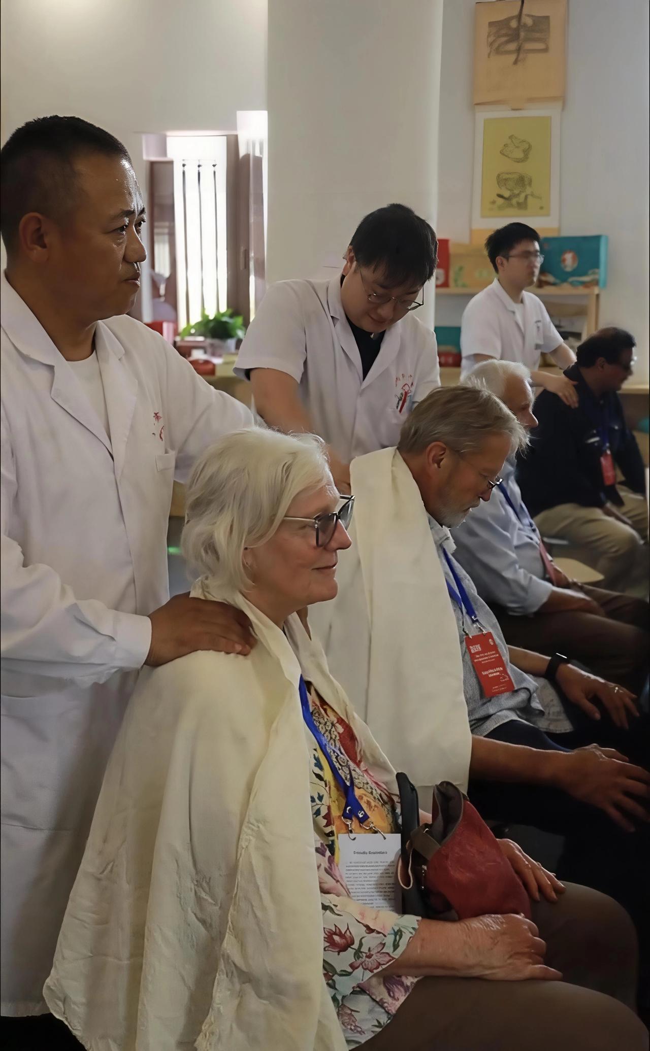 🔥 好家伙，一群老外从咱南阳医圣文化园出来，中文不会几句，