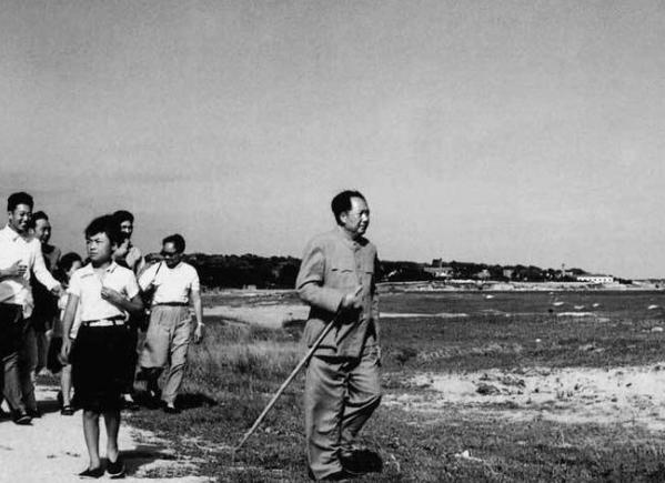 1954年，61岁的毛主席在北戴河海上游泳，遇到一位满脸汗水的老渔夫，开口就想聊