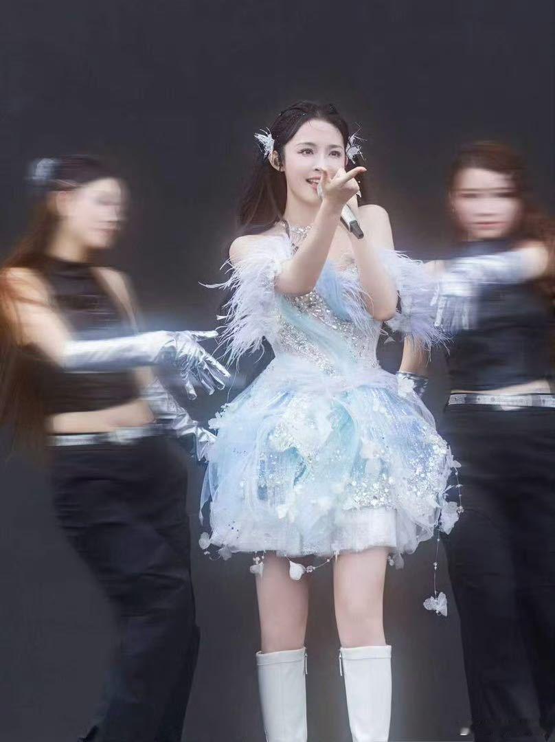 李莎旻子直播有效求职海上生明月音乐节事业心刻进骨子里！海上生明月海边演出结束后顾