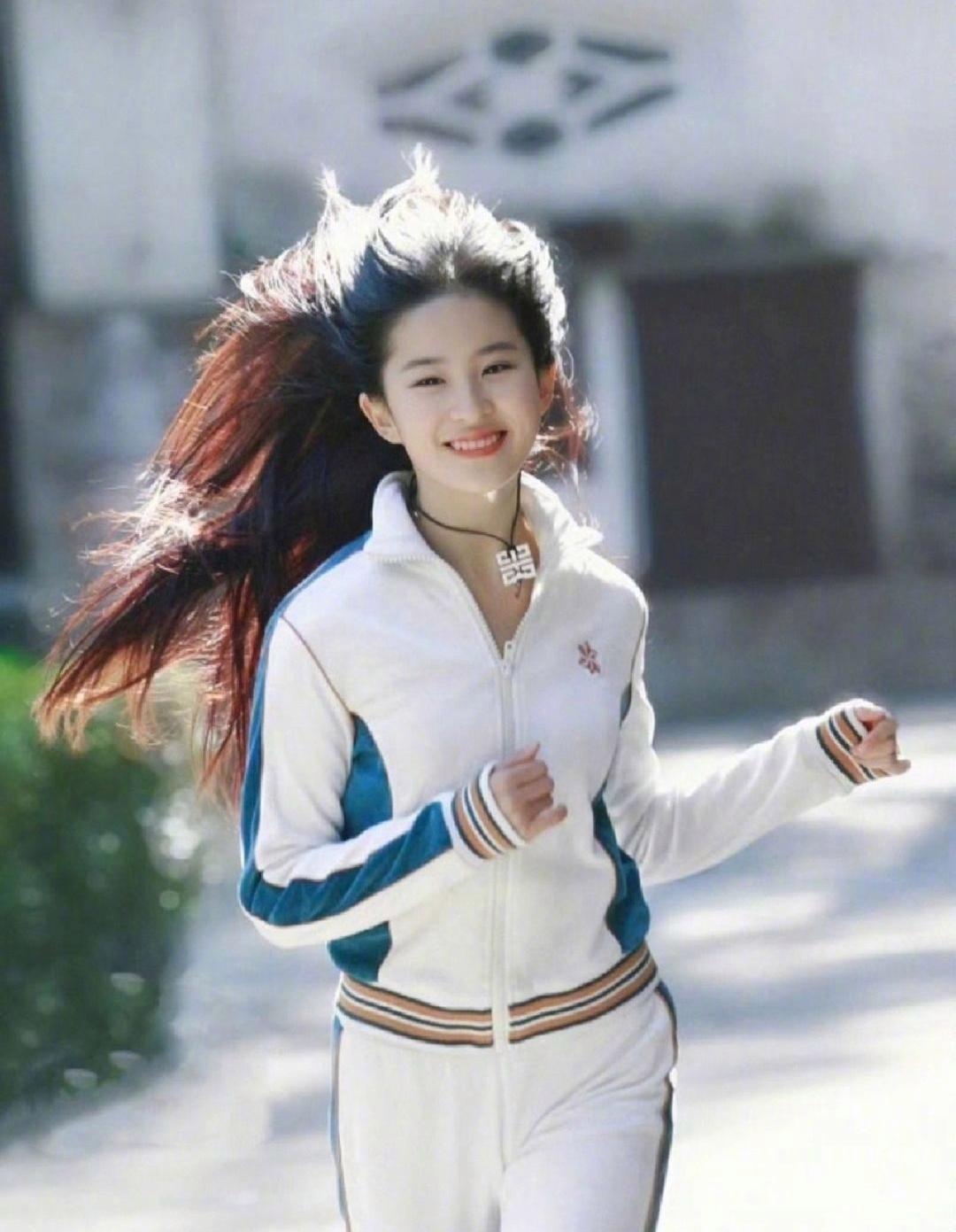 刘亦菲17岁跑步旧照，这组图是大家想象中自己跑起来的样子吧，好青春好灵动！宛如仙