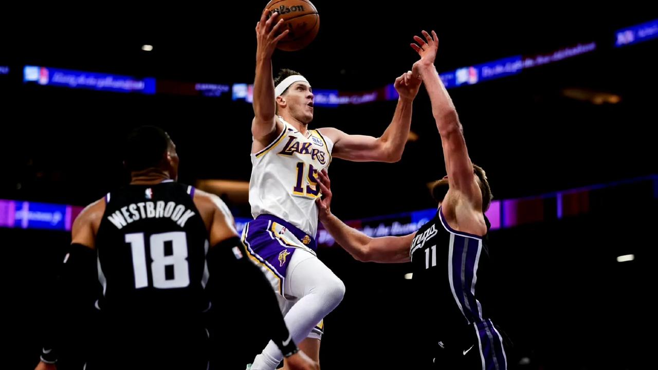 拉拉威亚
会不会后悔你空蓝不进啊
里夫斯51分10板9助攻，美中不足的是差个助攻