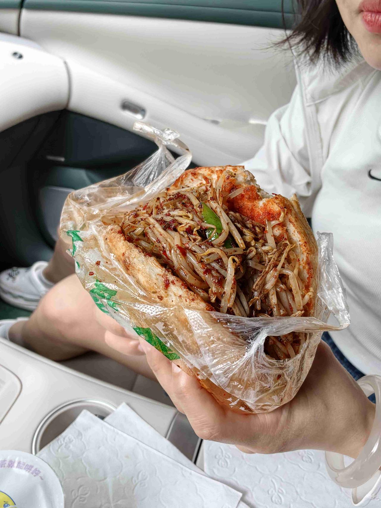 还是20年前上学时候的味道
还是3块钱一个
还是豆芽撑到爆
还是吃完吸溜吸溜的感
