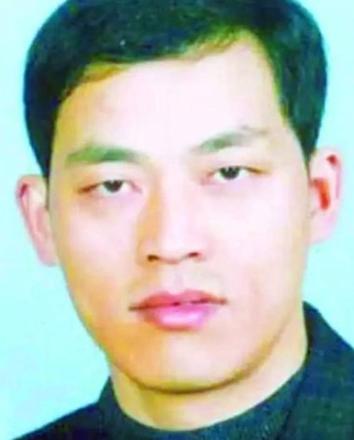 1997年8月15日，37名公安武警秘密潜入了龙合村，准备逮捕“神枪手”悍匪万光