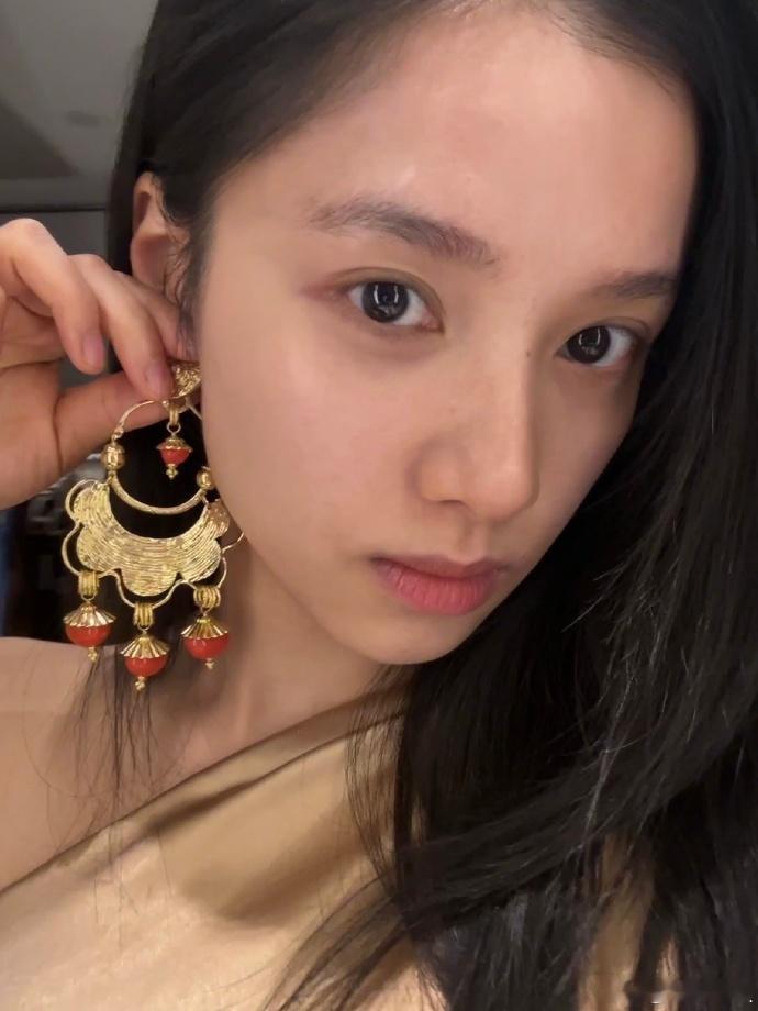 张婧仪跨年素颜照 张婧仪2026一起往前跑，更加有活力的进入到了新的一年了呀，跨