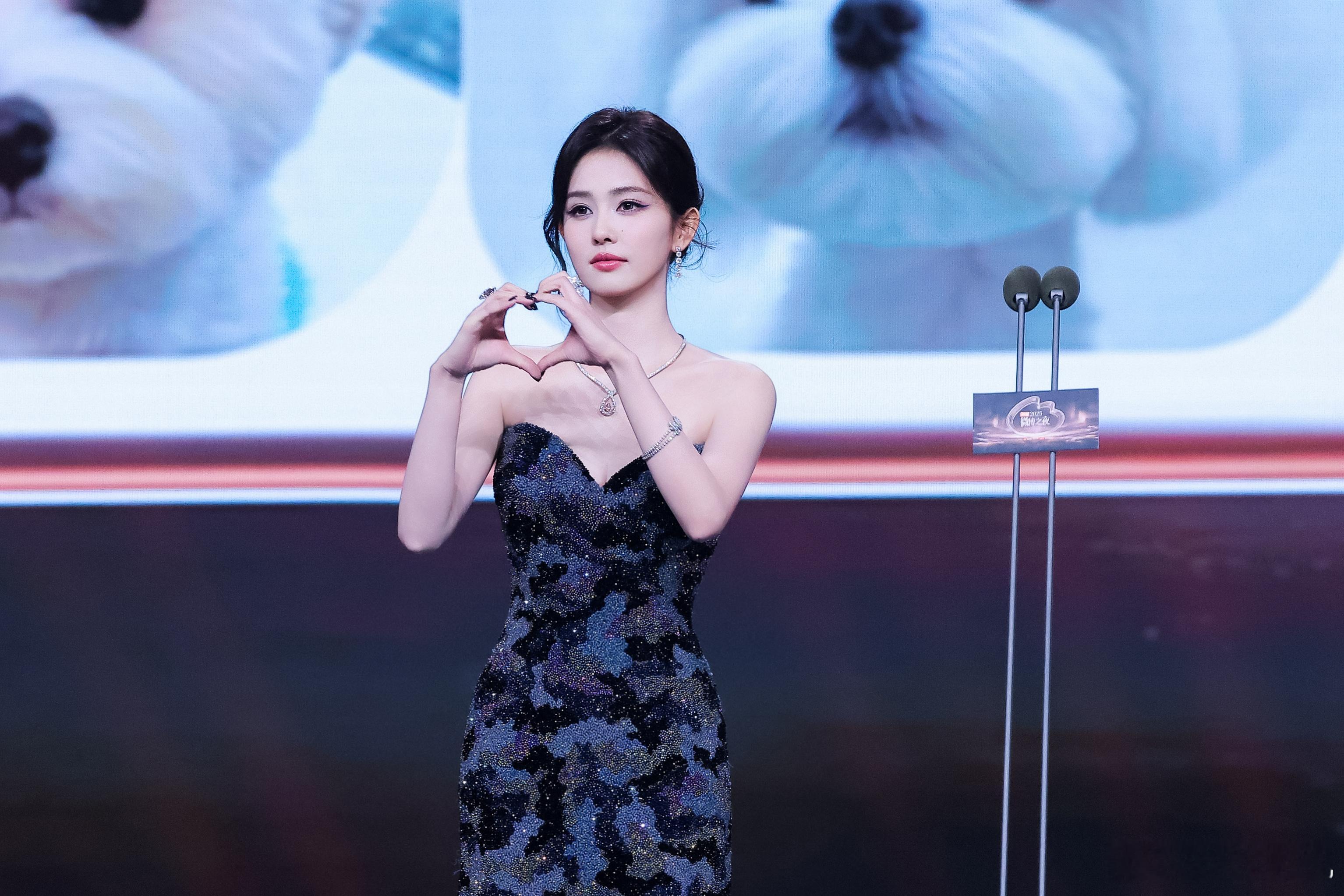 璀璨回响，热爱奔赴。恭喜欢娱影视演员获微博之夜 “微博年度受欢迎演员”荣誉。 