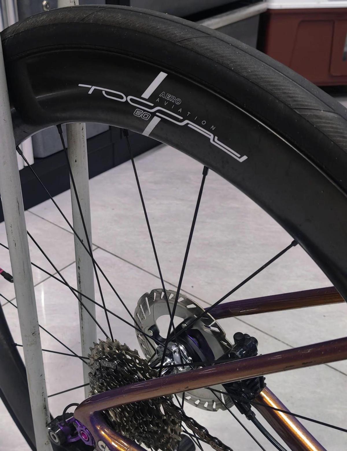 TCR Pro这车，压到6.8kg以下，不是靠吹，是真的一克一克抠出来的。
前轮