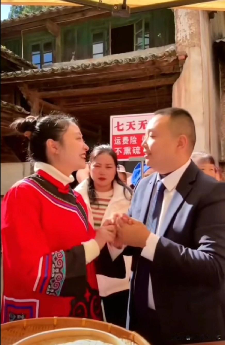 总感觉王晓举妈妈心事重重，不开心的样子，好像受了委屈似的，没有一点表情[流泪]