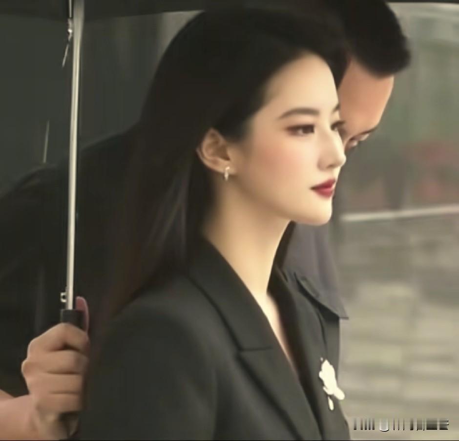 黑衣白胸花，甚至整个经纪团队和安保团队都统一黑色衣服着装。
外人骂刘亦菲是外籍人