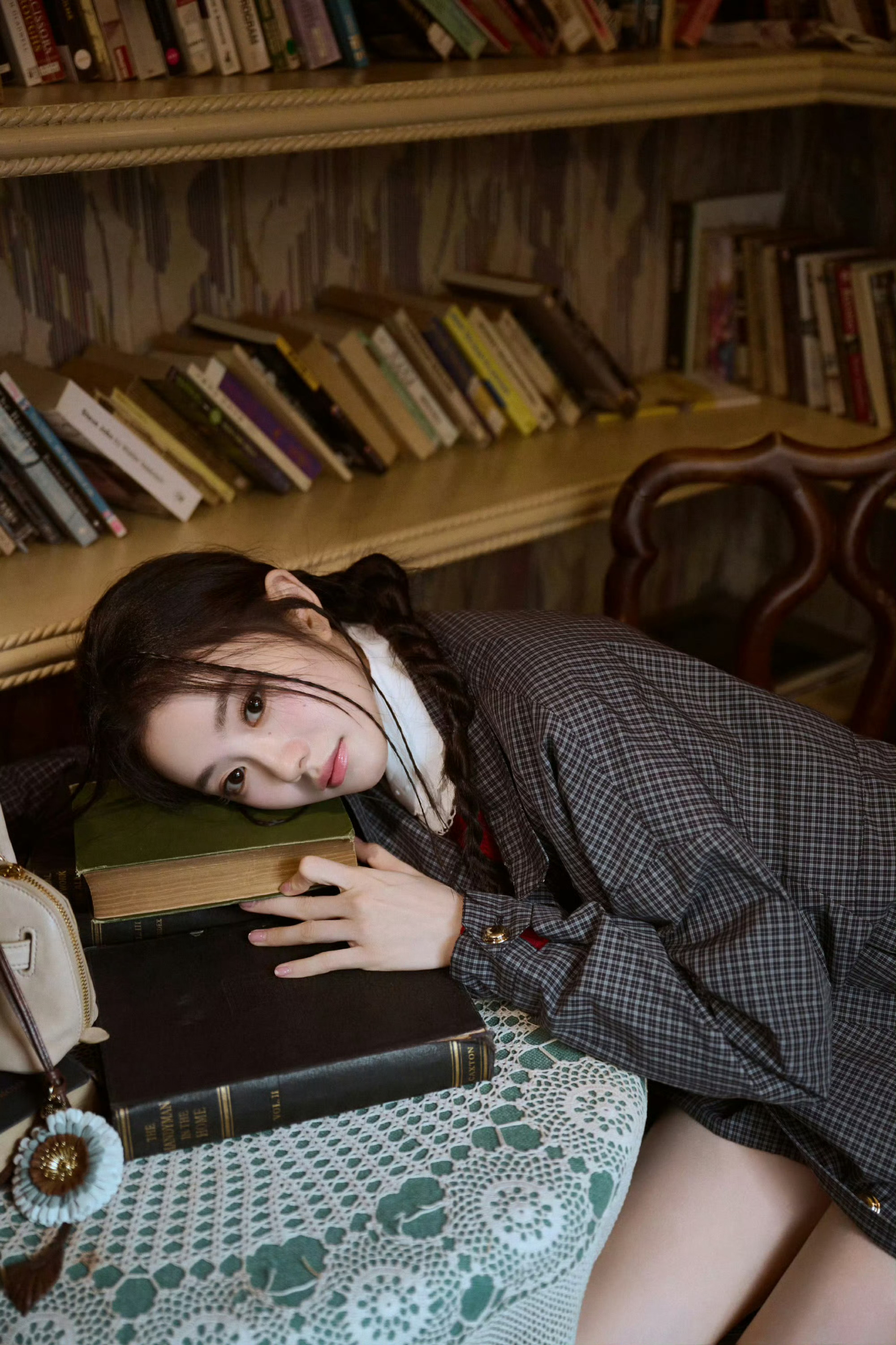 刘浩存蝴蝶结双麻花辫造型 