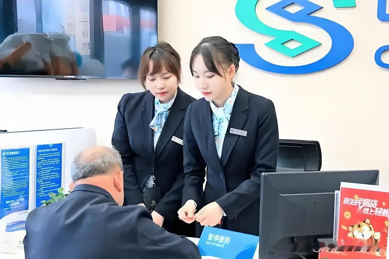 老人的存单上可以加上子女的名字，这样可以在一定程度上减少一些不必要的麻烦。

就