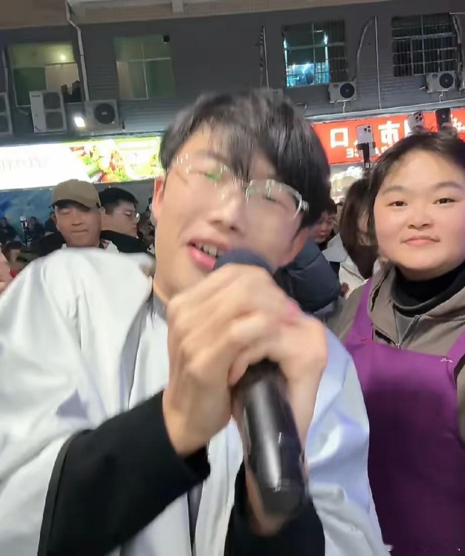 郭有才真是尴尬到抠脚！晓华长见识了！善良老实的晓华正在帮郭有才理发！郭有才忽然站