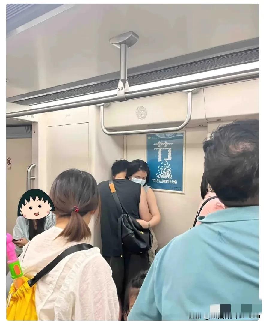 能不能不要在地铁上发情啊！

周围还有很多人和小孩子呢。  

 在公共场合，尤