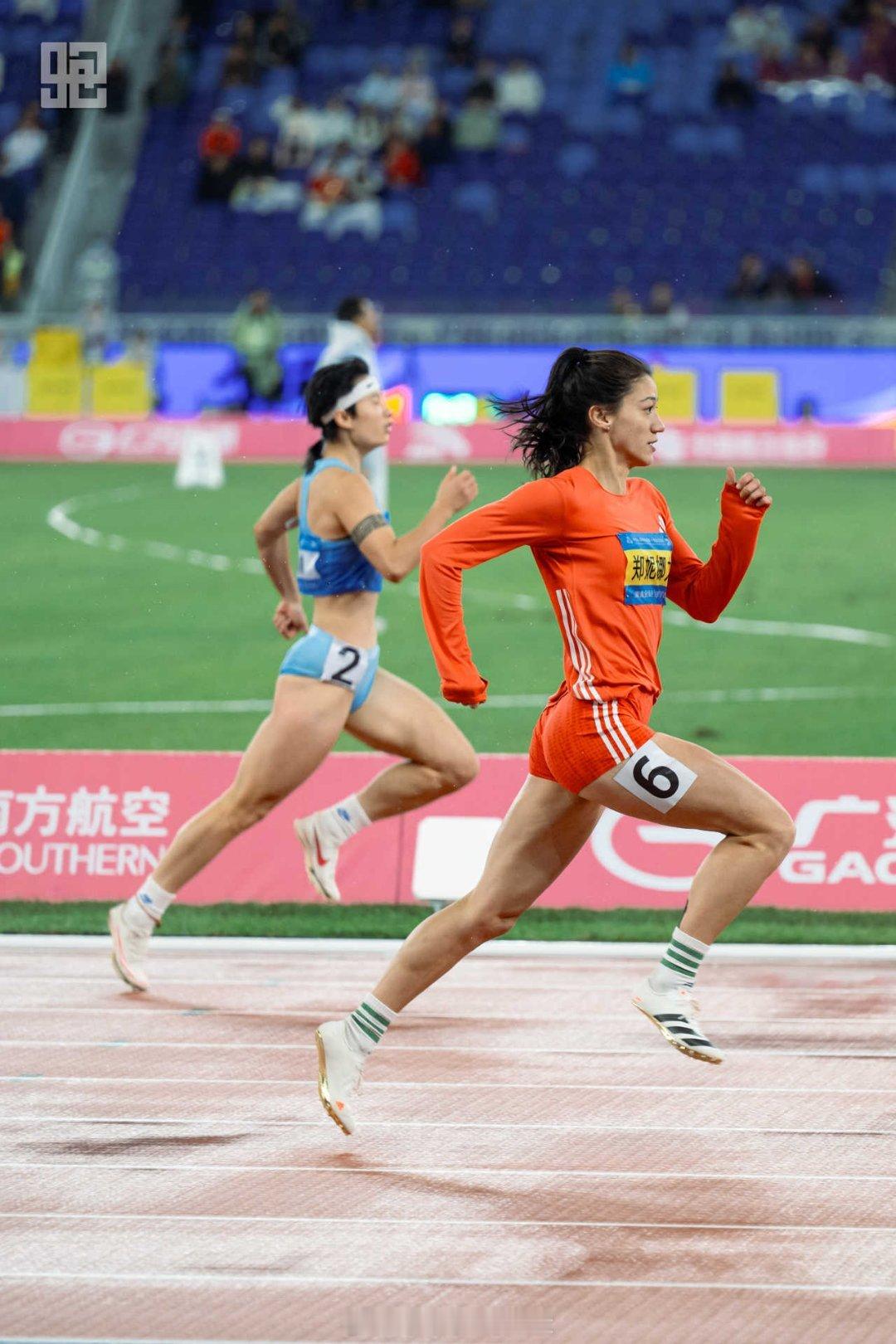 是2024冠军赛后，我们首次在赛场见到郑妮娜力，第一日全能比赛过后，她暂列第一。