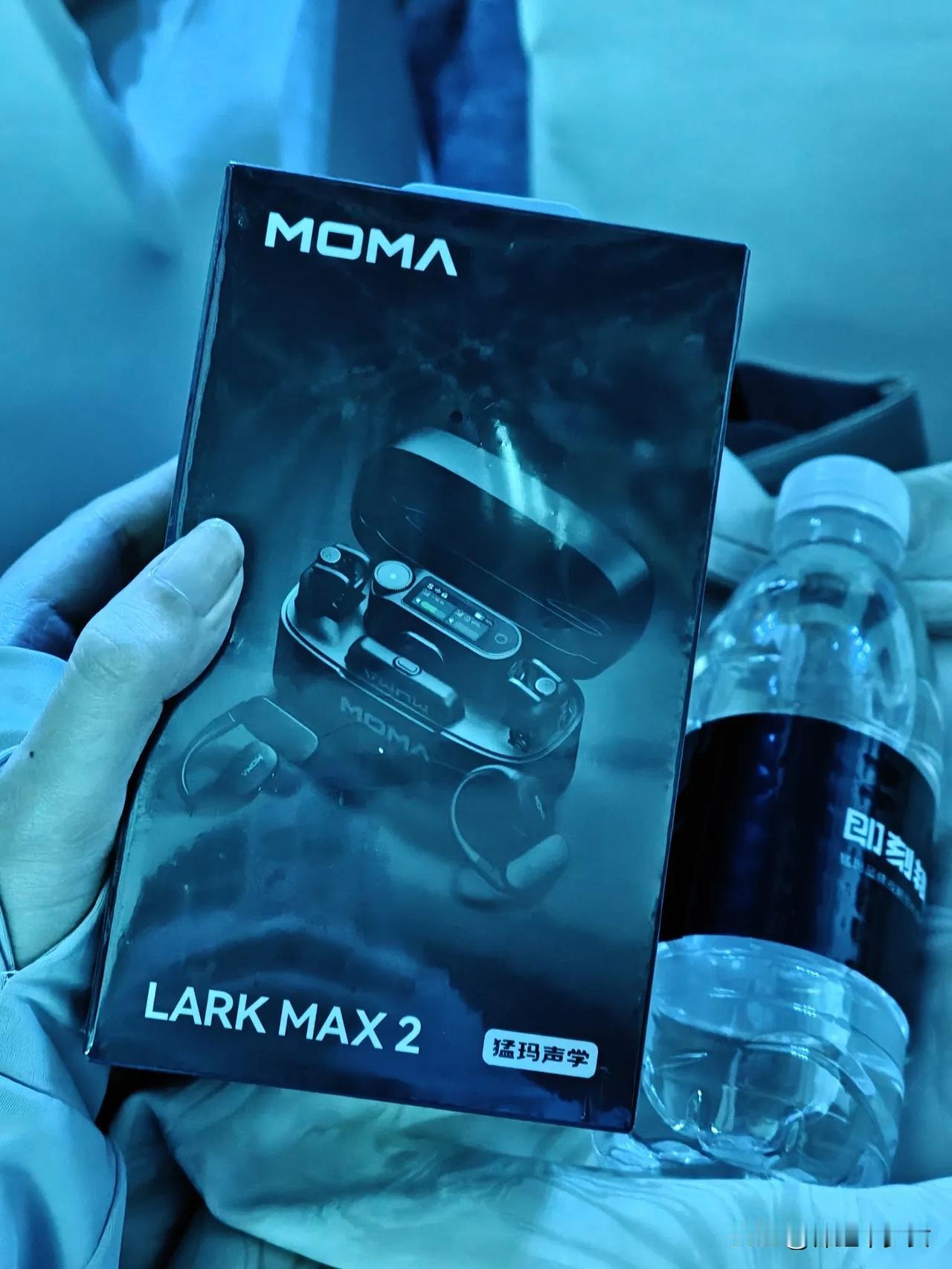 猛玛这次的伴手礼就是他们的新品LARK MAX 2，首创无线监听，监听距离可达1