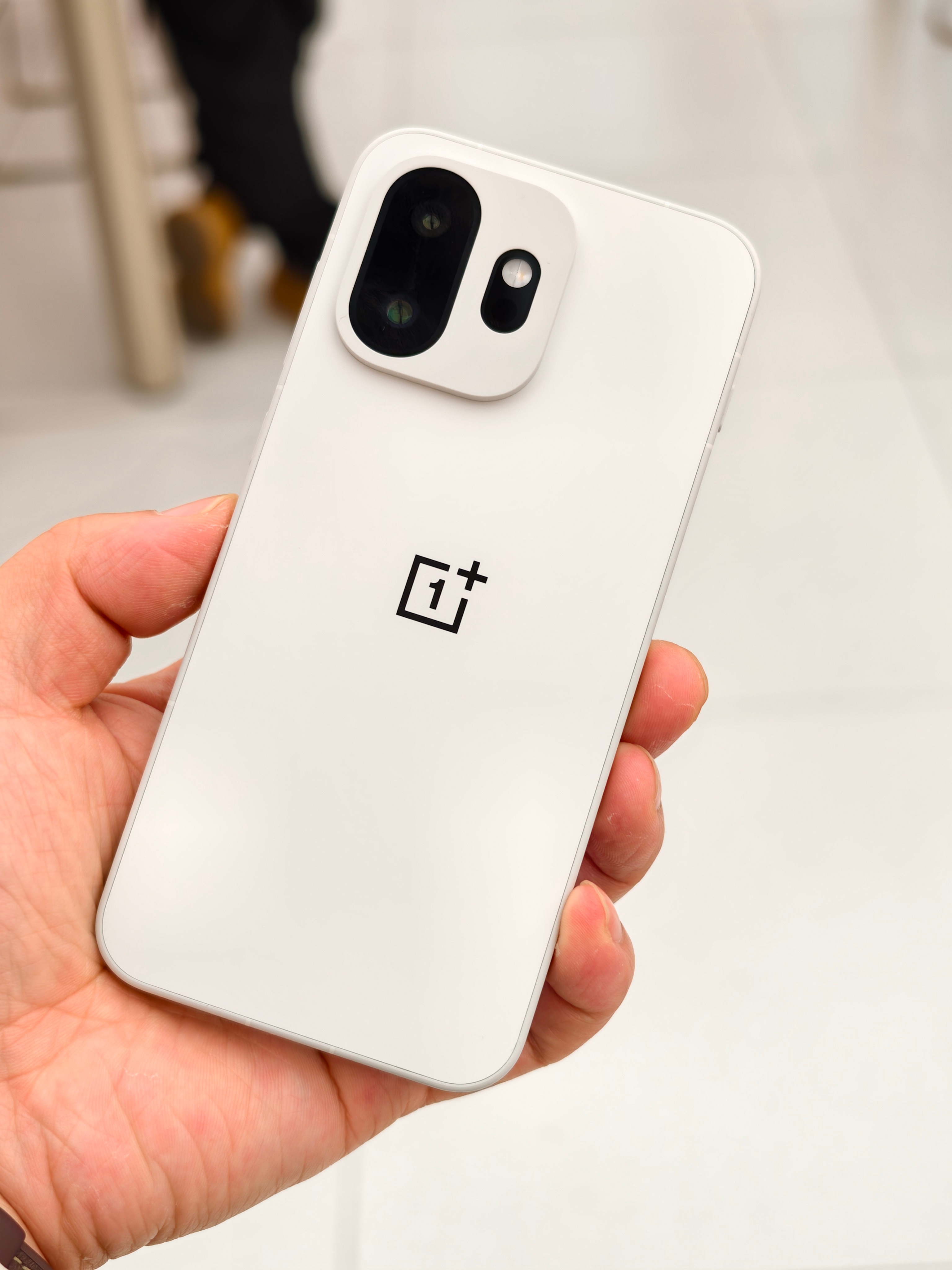 线下店可以上手体验一加15T了，目前只能展示外观，这个白色真的一绝，小巧机身拿着