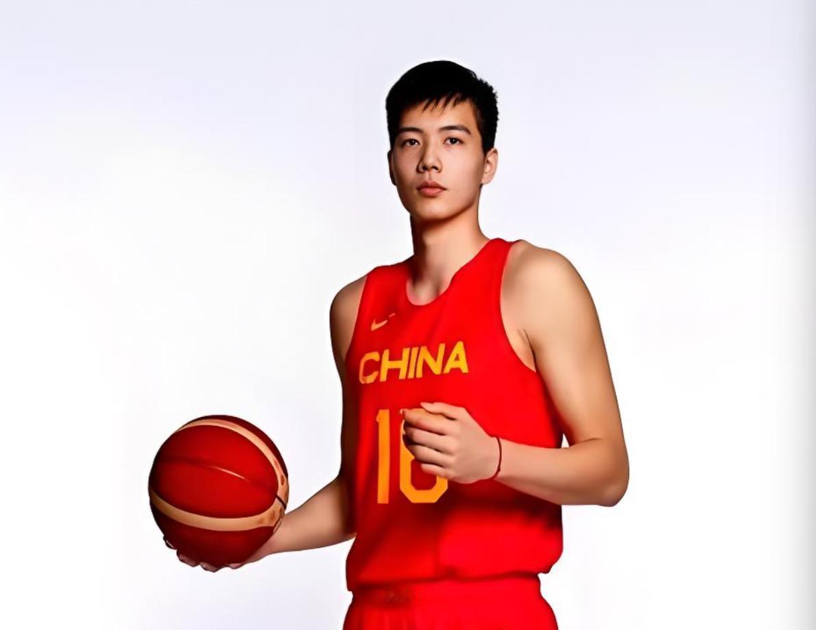 赢乌拉圭5分，央视解说大赞中国男篮1人：脱胎换骨，有王治郅的影子！
为了打好20