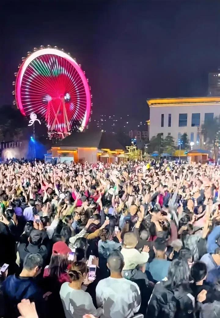  又几万人挤爆衡阳！昨晚衡阳雁峰区潇湘八景文创广场人山人海！旅发大会后的雁峰，每