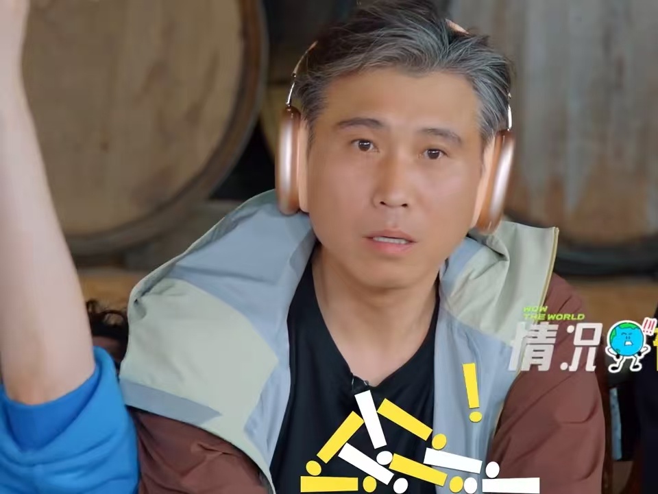 周也唱歌笑翻刘宇宁 周也这漏气式唱法简直是综艺名场面，刘宇宁笑得根本坐不住，清冷