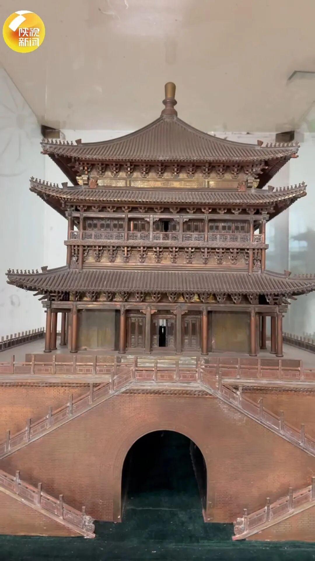 这应该是对家乡最深沉的爱了吧。
说是陕西一个老农民，特别热爱微雕。于是他想把家乡