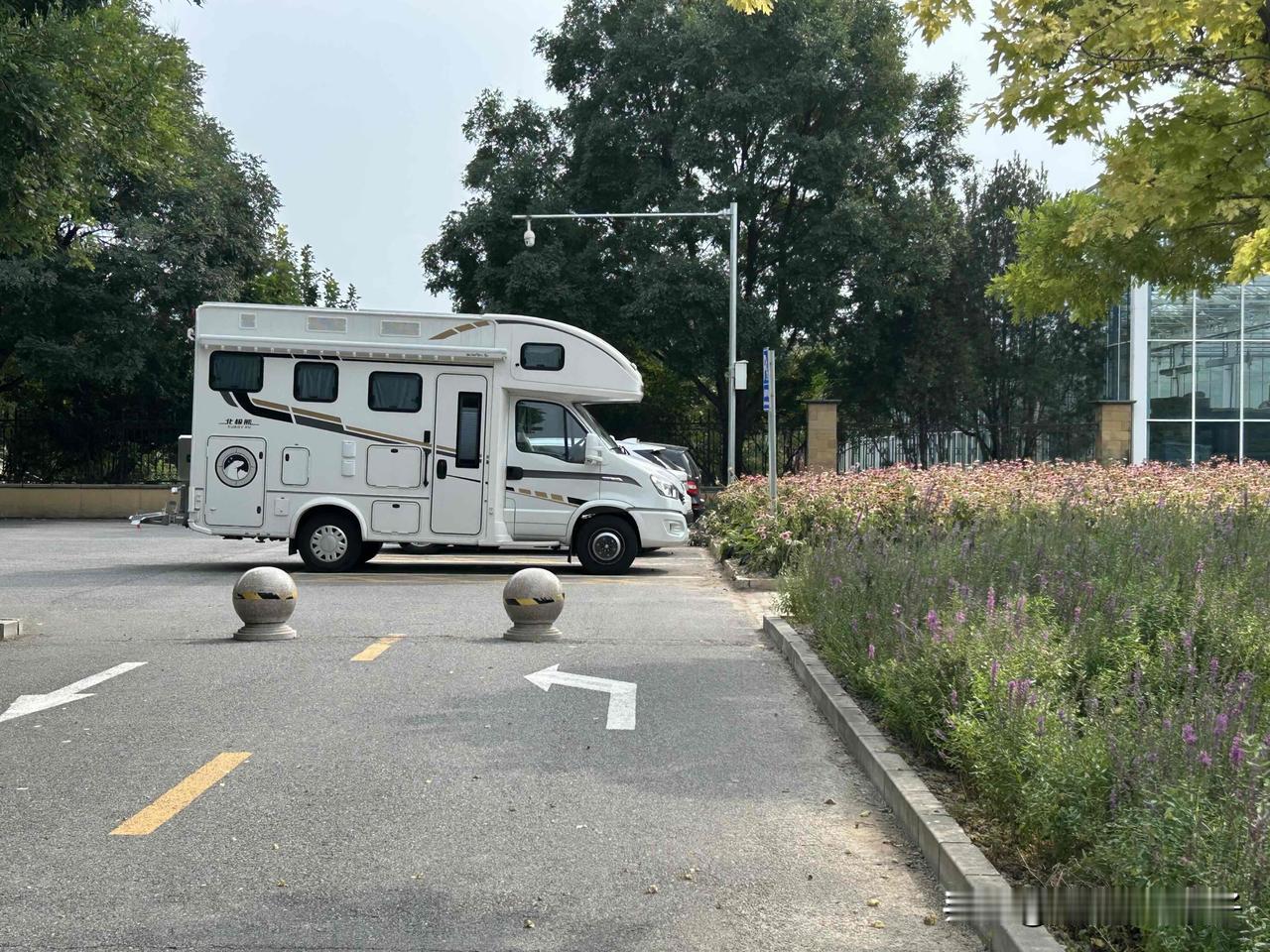 逛郊野公园，看到停了好几辆房车。这边不收停车费，好多房车都搁在这儿。

我发现这