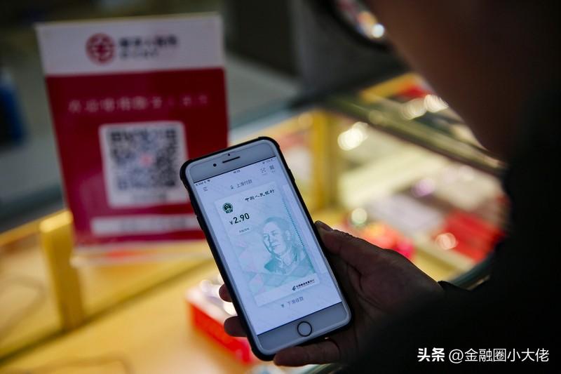 人民币今年的强势堪称“孤勇者”，在全球紧缩和强势美元下逆势升值3.3%，把区域内