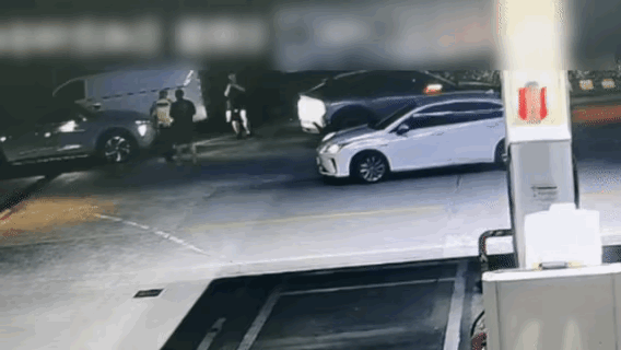 笑不活了！杭州一男子在加油站充电，遇到交警执勤，上前围观搭讪“你们查酒驾吗？”结
