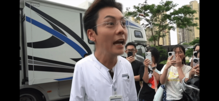 陈伟霆 我担太黏人了怎么办 见过很多偶像，却依旧被陈伟霆打动。 杀青后热情和粉丝