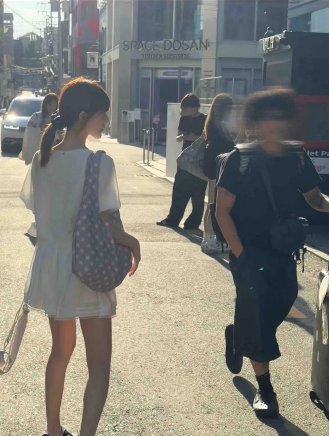 赵露思被路人韩国偶遇 齐刘海梦回许妍高中版 也梦回小桑稚 