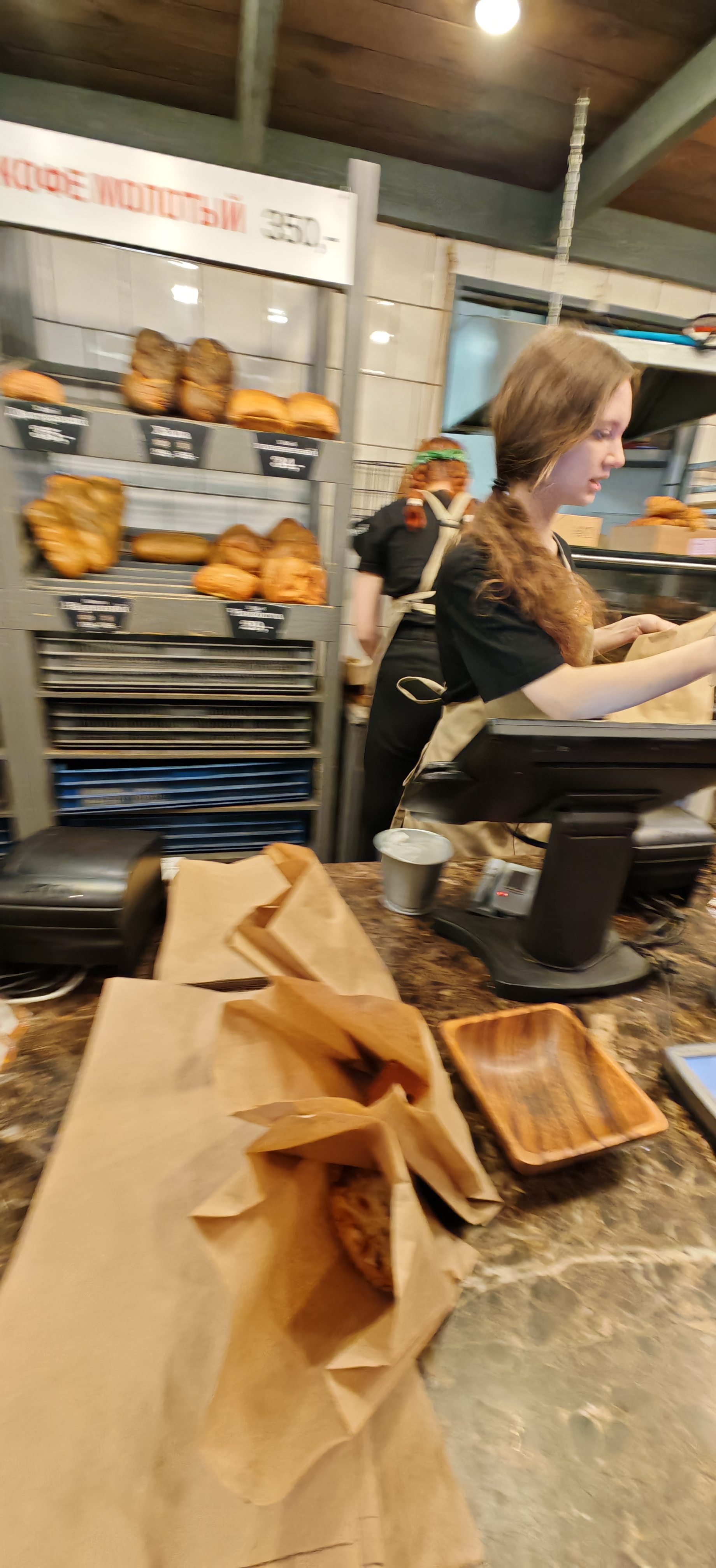 这家面包店真好吃，难怪好多人啊，我等下再买几个当早餐。 ​​​