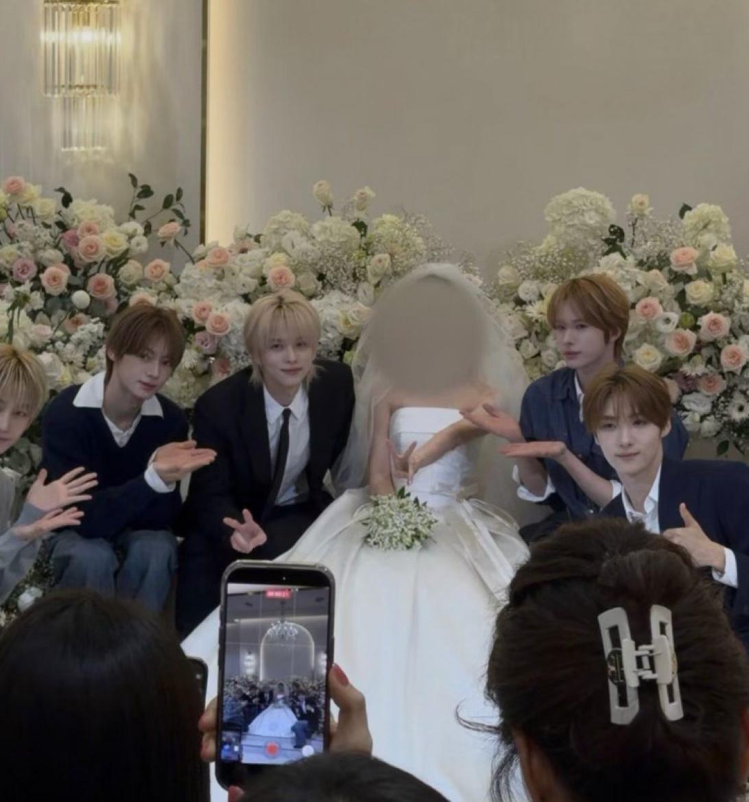 天呐tws来参加申惟姐姐的婚礼了，申惟还在姐姐婚礼上唱了祝歌。tws参加申惟姐姐