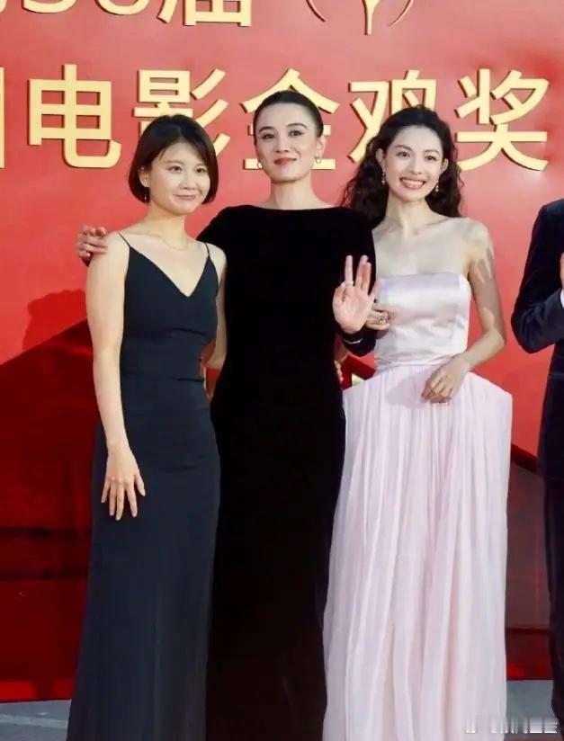 钟楚曦是90花第一座主流电影奖杯！迪丽热巴是首位拿下电视剧主流奖的90花，钟楚曦