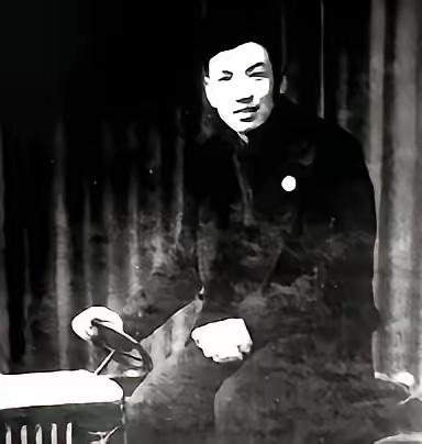 1947年，地下党员汪戈被捕，中统正要用刑，李茂堂却推门进来，先对汪戈使了一个眼