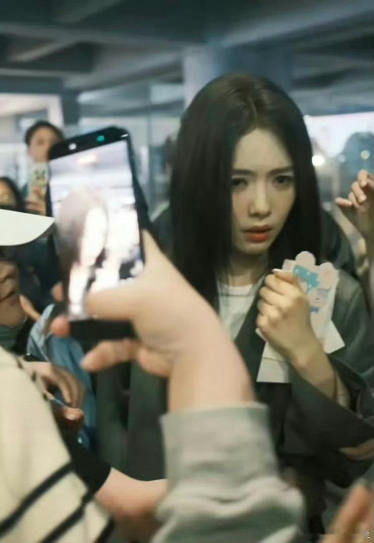 蔡文静被代拍挤哭我天啊‼️蔡文静被代拍挤哭了，好心疼！ 反差看得人心酸。北京暖心