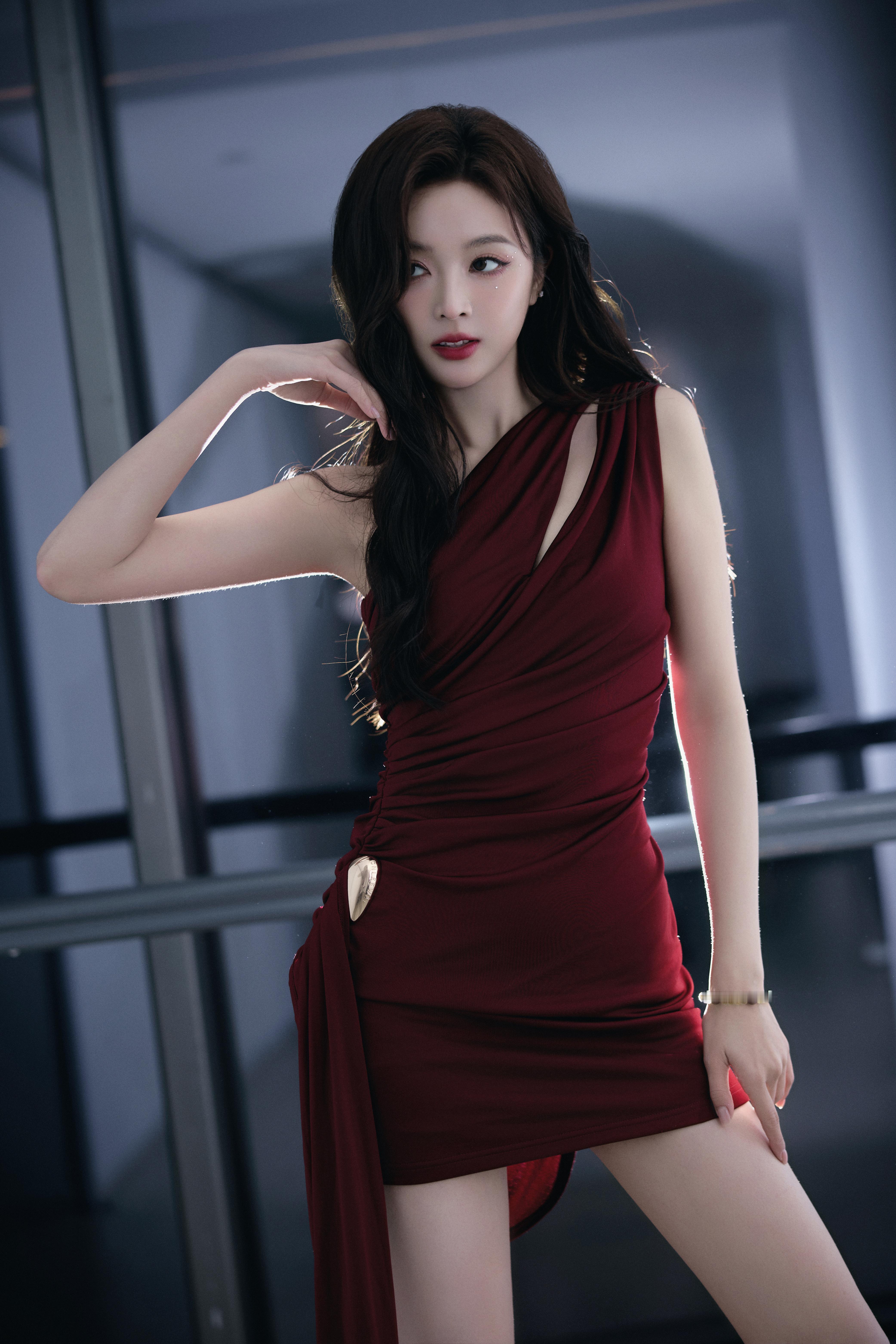 吴宣仪 💃🏻 跨年晚会后台造型，大秀美腿 