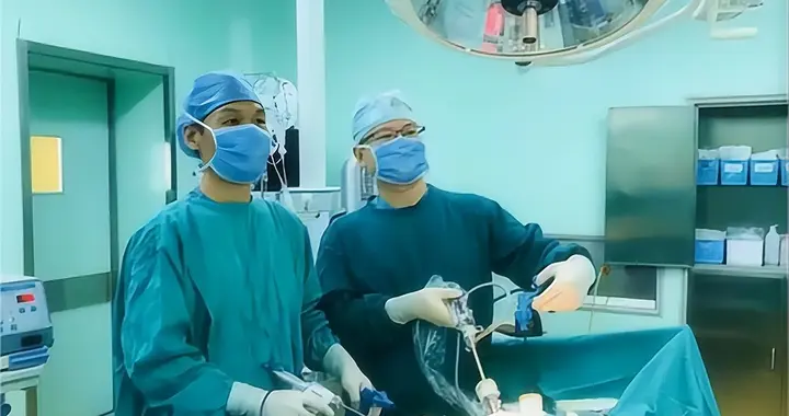 别让手机“偷走”盆底健康，医生提醒如厕请限时