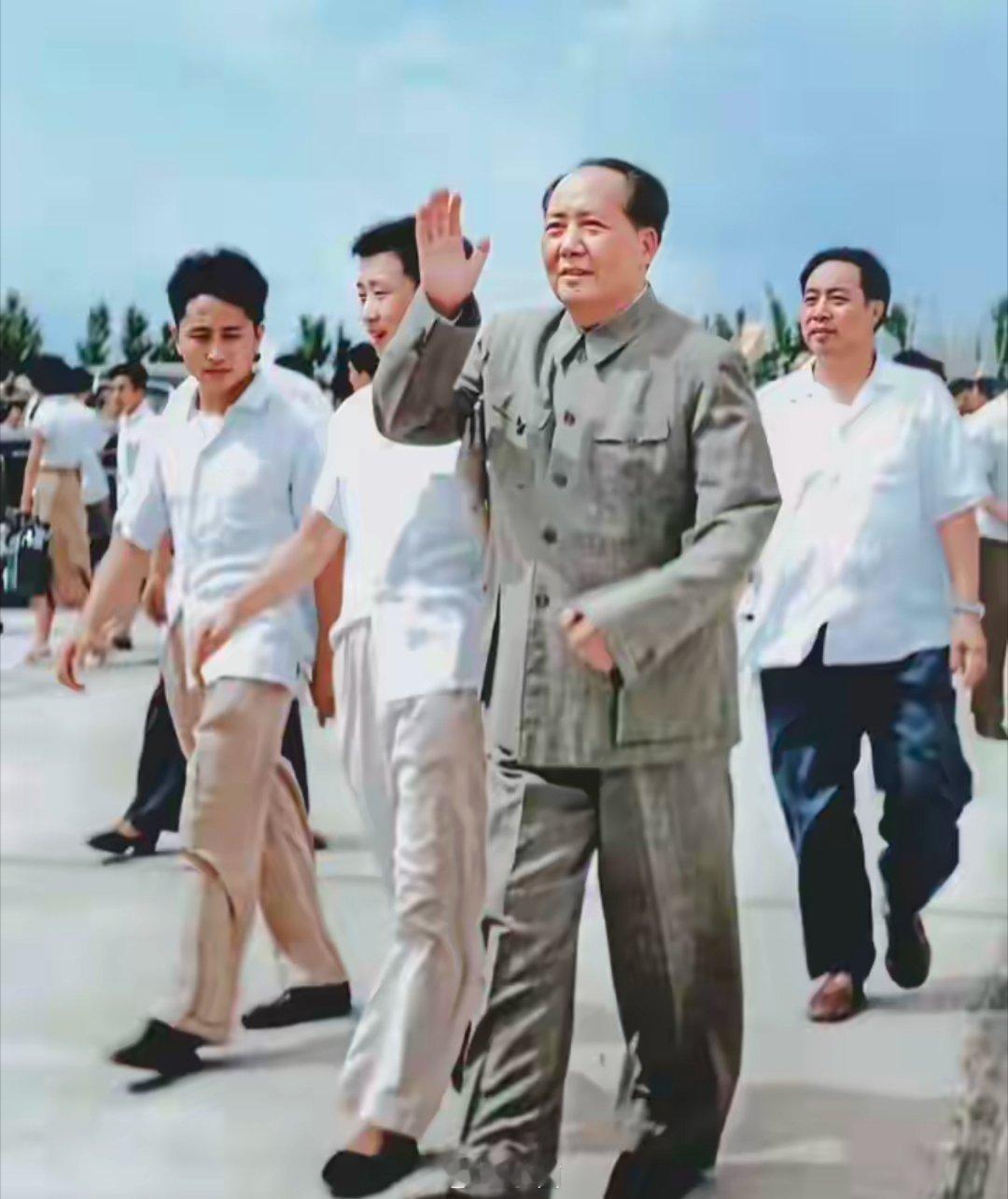 这张照片是1953年6月28日由摄影师吕厚明拍摄的。毛主席前往北京朝阳区（原东郊