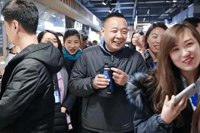 拆解胖东来DL标识：藏在极简LOGO里的中式经商大智慧
 
此前聊过胖东来与LV