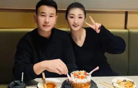 陈亚男男友开通账号，合体过生日很甜蜜，与亚男对视眼神有爱。
 
就是愿意高调，找