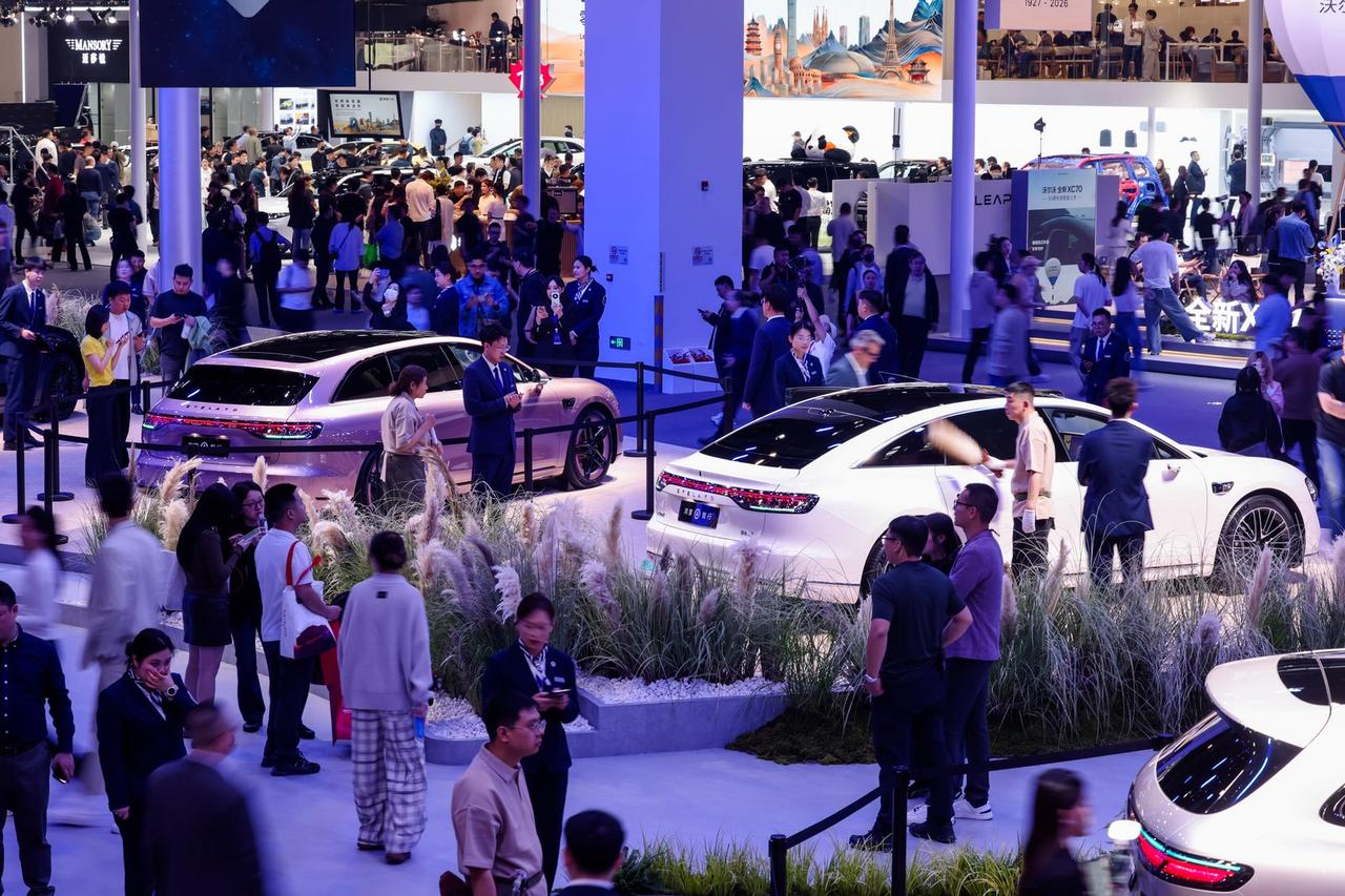 车是“活”的，鸿蒙智行让传统汽车贬值逻辑失效
传统汽车，钥匙交付那一刻，功能就焊