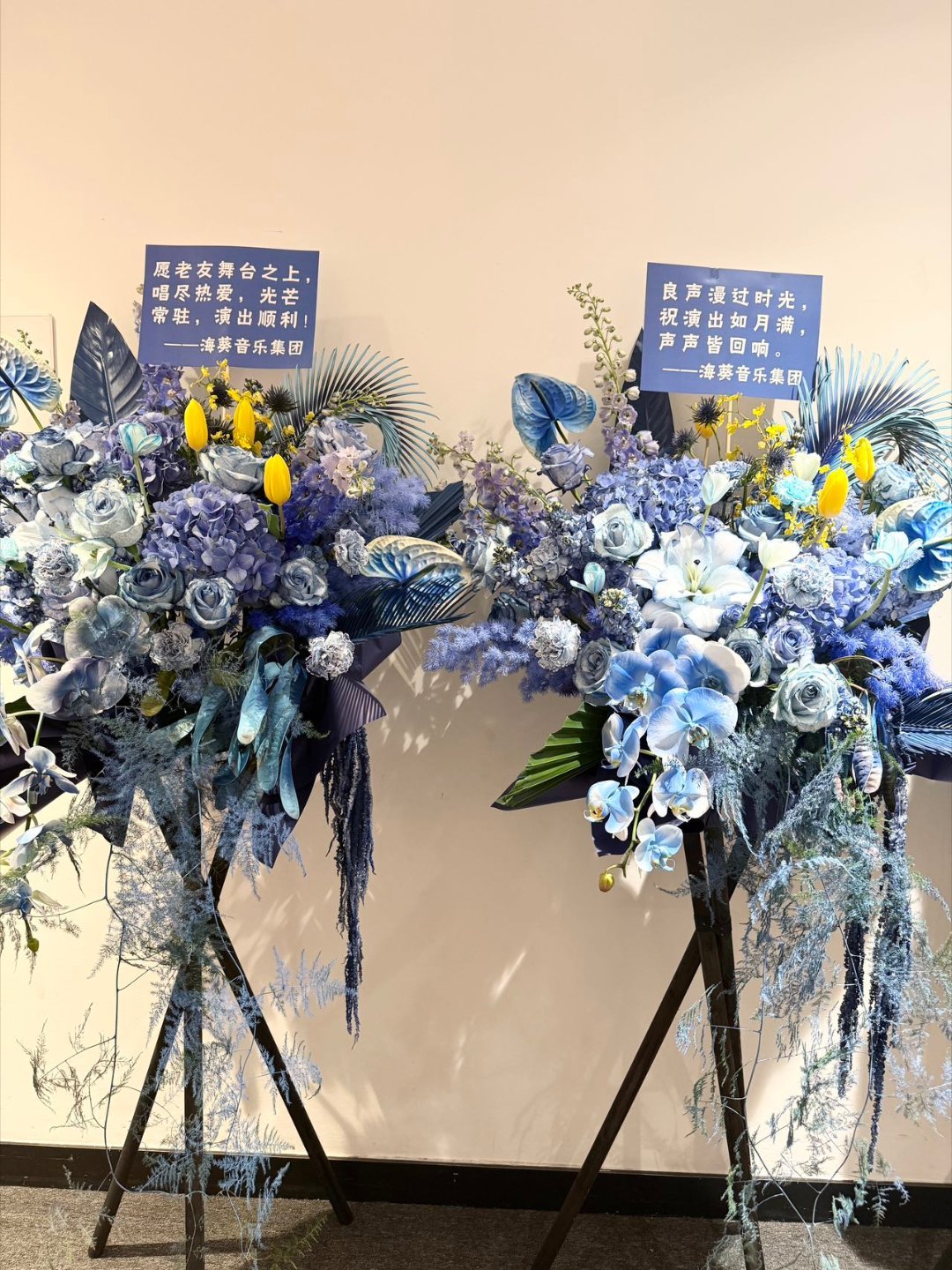 还是徐良有人脉徐良人脉这一块 花篮从走廊这头排到那头，收花收到“厌倦”也是种甜蜜